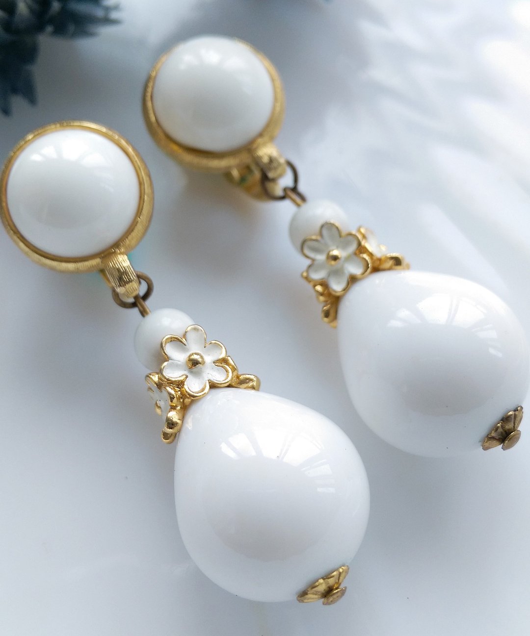 Vintage Jewelry 西洋古董饰品 TRIFARI 知性小花白珠 夹式耳环 - 耳环/耳夹 - 其他金属 金色