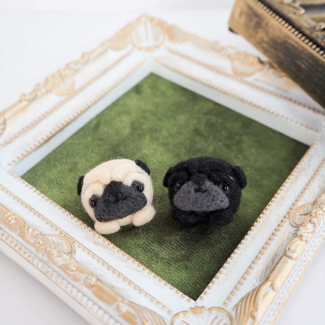 -Take Me With You - Mayu Pug Brooch (Fawn, Black) - Wool Felt - 胸针 - 羊毛 黑色