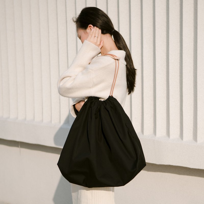 超輕帆布側背包-墨黑色 4色束口包 抽繩包 環保購物袋 旅行必備 - 侧背包/斜挎包 - 棉．麻 黑色