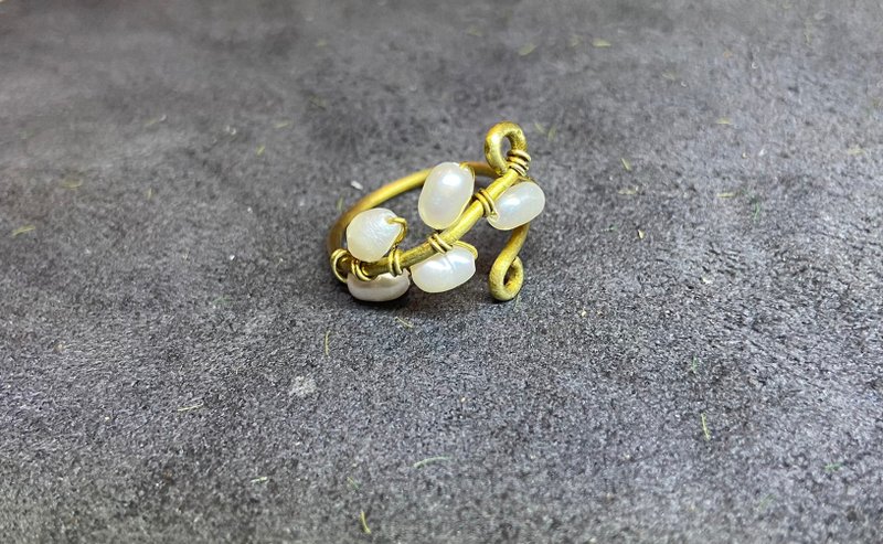 珍珠藤蔓戒指  黄铜编织珍珠戒指 - 戒指 - 其他金属 金色