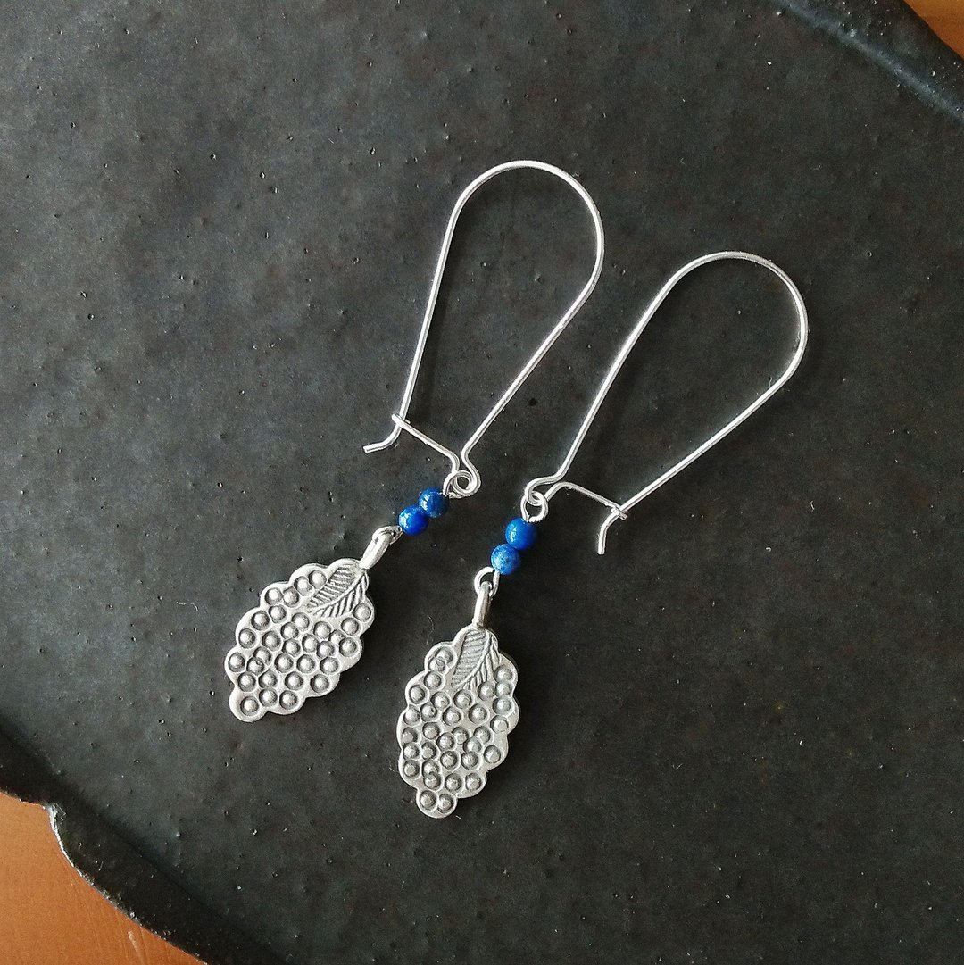 Grape earring / Kidney wire / Karen silver / Lapis lazuli - 耳环/耳夹 - 银 银色