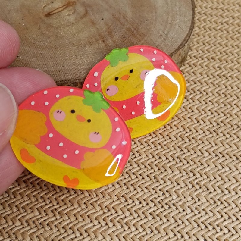 原创手作草莓小鸡发夹。热缩片UV胶发饰。疗愈可爱小夹(1对) - 发饰 - 树脂 红色