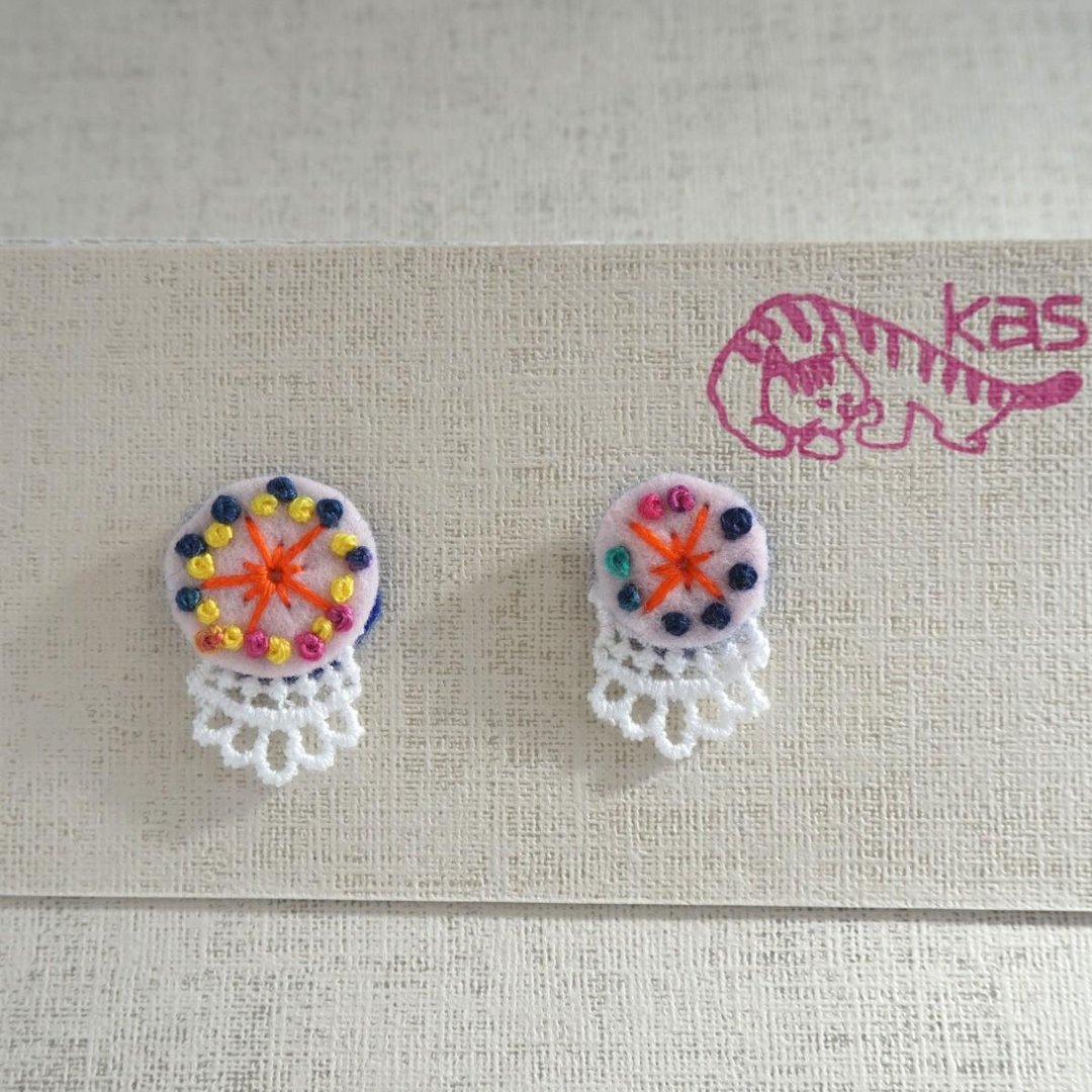 Hand embroidery pierced earring"Spring color big,small 2" - 耳环/耳夹 - 绣线 粉红色