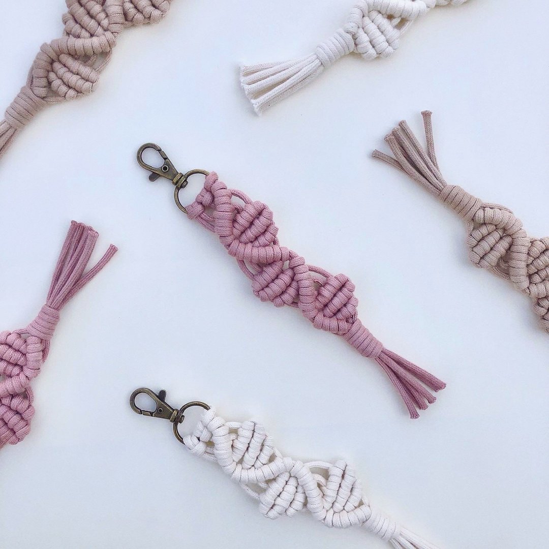 Macrame 玫瑰焦糖奶色系 贝壳编织吊饰x钥匙圈 - 吊饰 - 棉．麻 白色