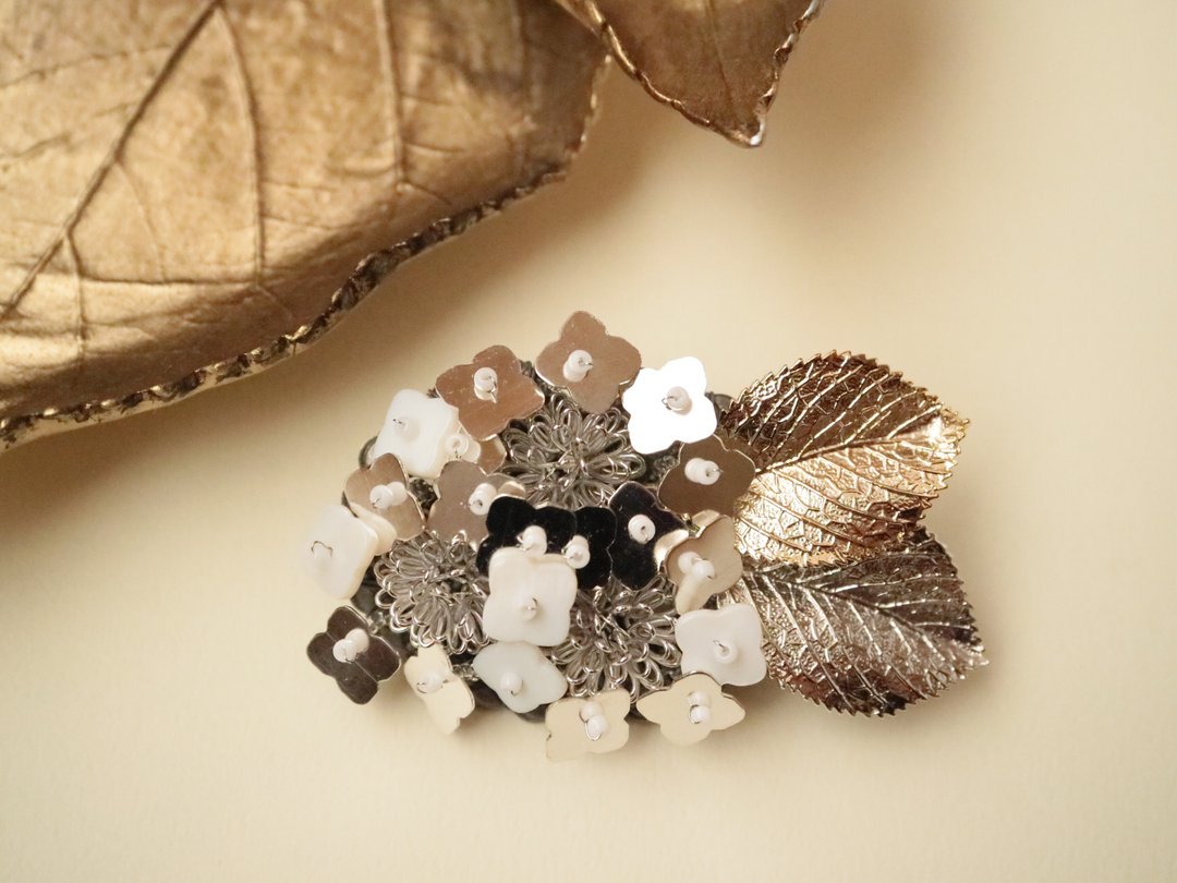 Forehead of hydrangea Hydrangea Hydrangea Flower flower lover Drop Flower Shell Shell Metallic Metal Silver Silver Silver Komi Silver Color - 胸针 - 玻璃 银色