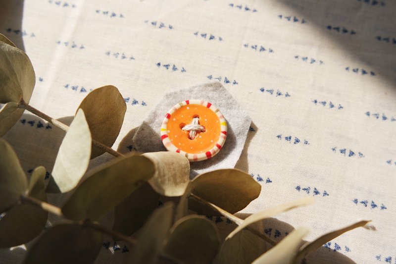 橙色花纹波点 陶瓷钮扣 可改成发绳 胸针 [限量品] - 胸针 - 陶 橘色