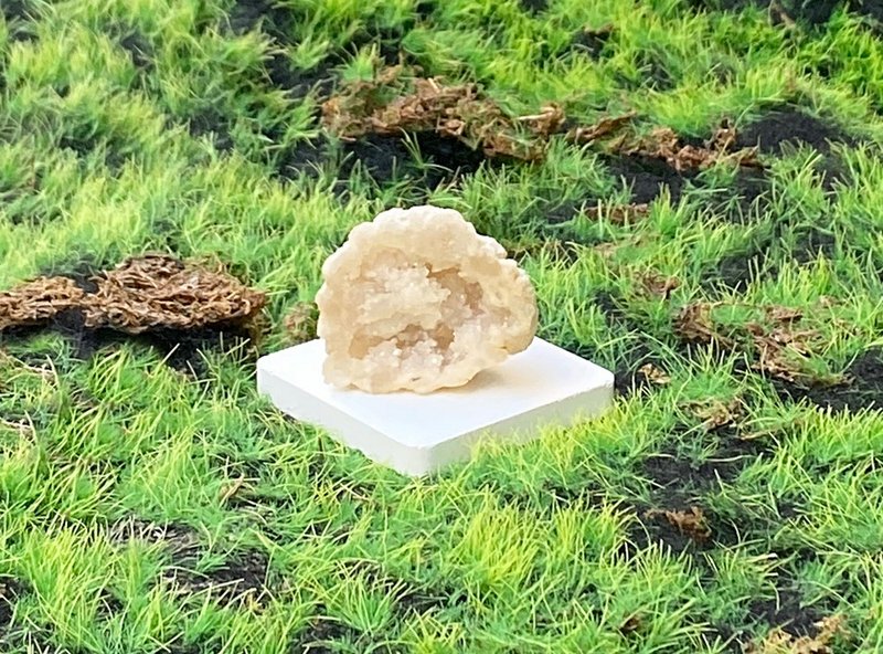 玛瑙白晶花洞| 招财开运 净化磁场 | 快速出货 办公室风水摆件 - 摆饰 - 水晶 多色