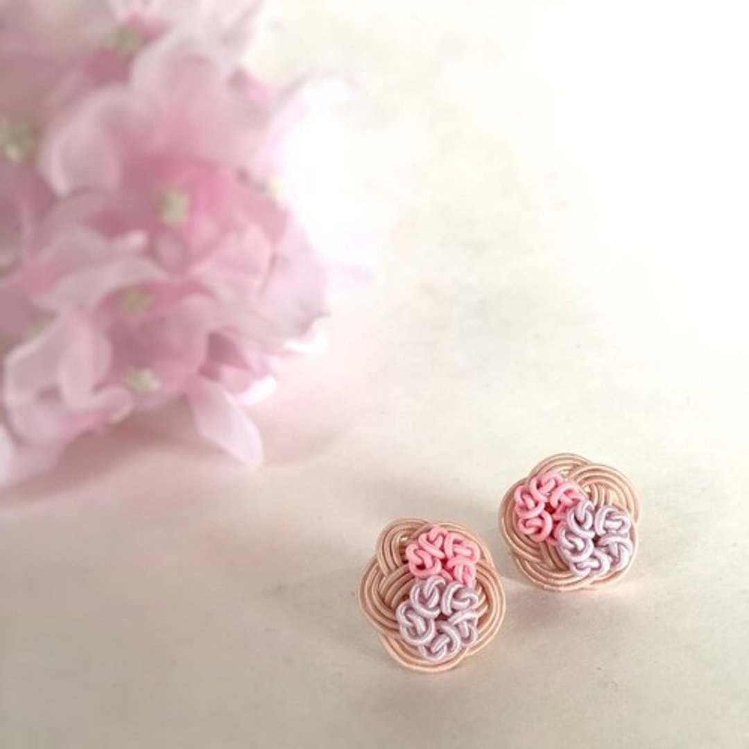 Titanium earrings [Sakura] Made by Mizuhiki Sakura original dyeing Mizuhiki partly used - 耳环/耳夹 - 其他材质 粉红色