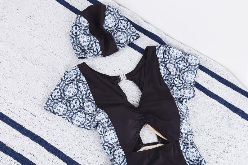 COMBO SET Crystal one piece  Suit and and Hidden Gems Swim Cap in black/print - 女装泳衣/比基尼 - 其他材质 黑色