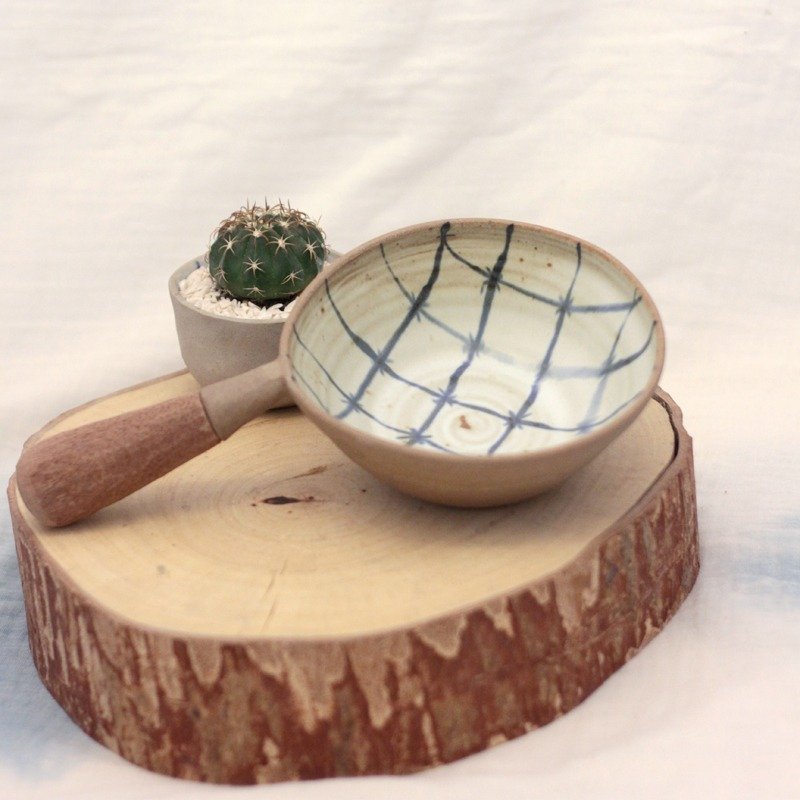 3.2.6. studio: Handmade ceramic tree bowl with wooden handle. - 花瓶/陶器 - 陶 卡其色