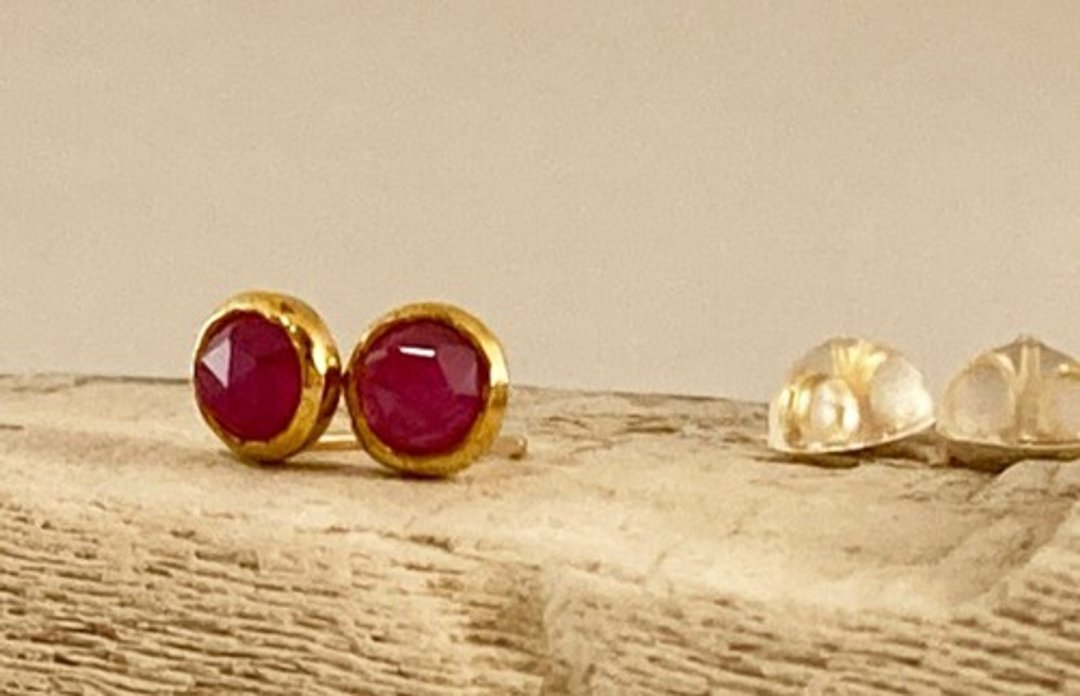 Rose Cut Natural Ruby 4mm Diameter Stud Earrings K24 Pure Gold + Natural Ruby - 耳环/耳夹 - 其他金属 