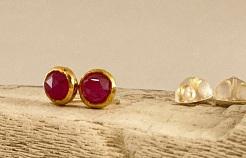 ローズカット天然ルビー 4ミリ直径スタッドピアス　K24 Pure Gold+Natural Ruby - 耳环/耳夹 - 其他金属 