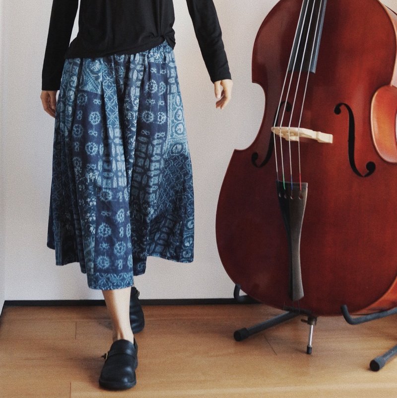 深藍復古印花 雙兜松緊腰復古文藝半身裙 光澤感純棉面料 - 裙子 - 棉．麻 蓝色