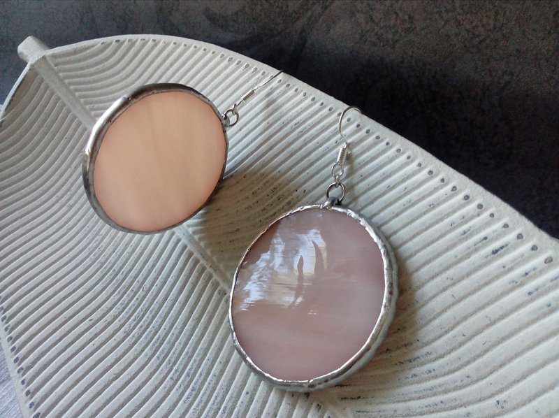 Pink salmon glass earrings. round circle earrings. stained glass earrings. - 耳环/耳夹 - 玻璃 粉红色
