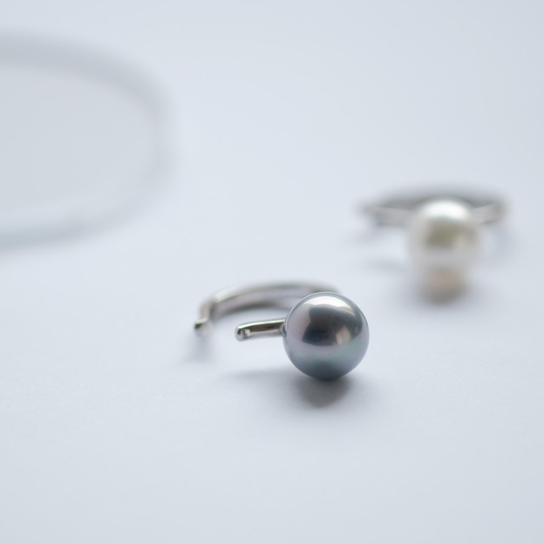 灰 & 白 8mm 珍珠耳扣 925 银 - 耳环/耳夹 - 其他金属 灰色