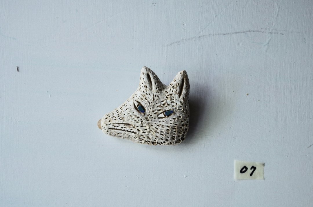 White wolf broach - 胸针 - 陶 白色