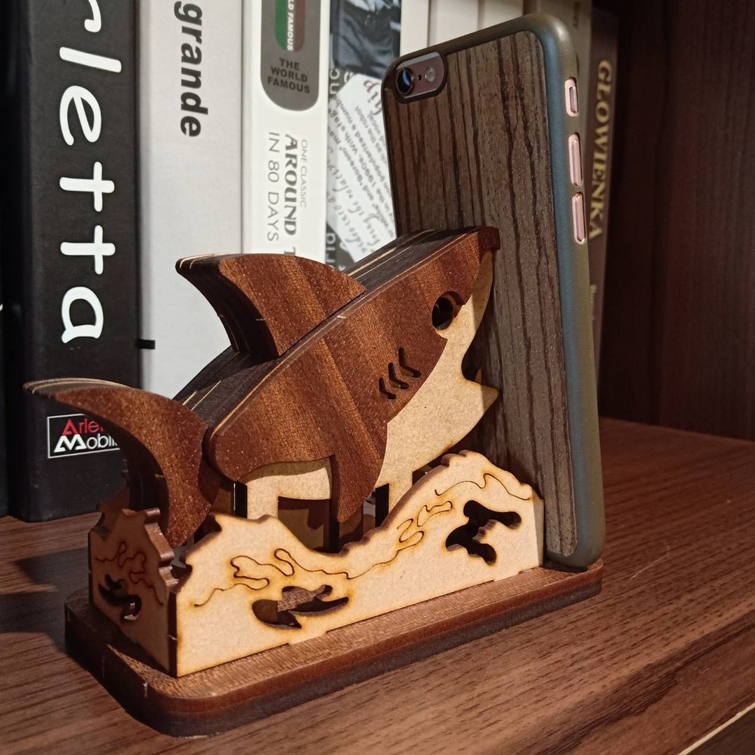 【手作DIY】鲸鱼 章鱼 鲨鱼 木制手机架 办公室用品 实用 送礼 - 木工/竹艺/纸艺 - 木头 咖啡色