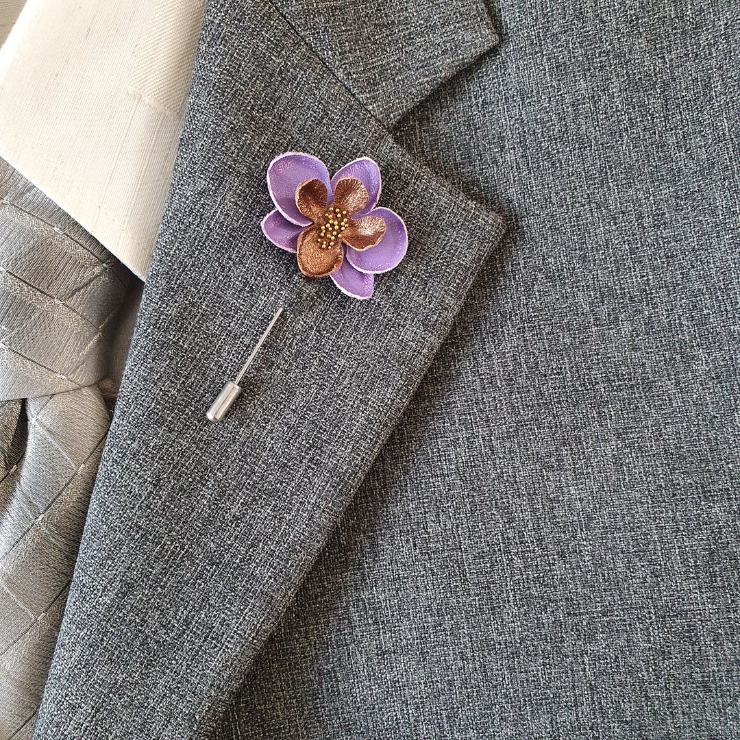 Men's lapel pin flower orchid lilac, Fathers day gift for him Leather boutonnie - 胸针 - 真皮 紫色