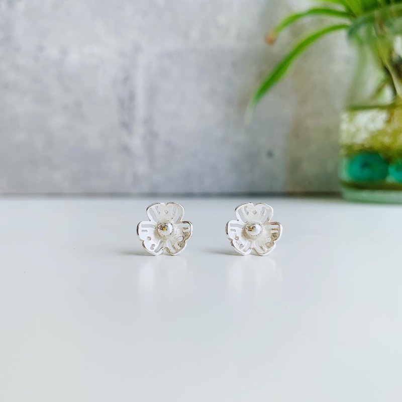 925纯银 / 镂空可爱 • 三瓣花花耳针 - 耳环/耳夹 - 纯银 银色
