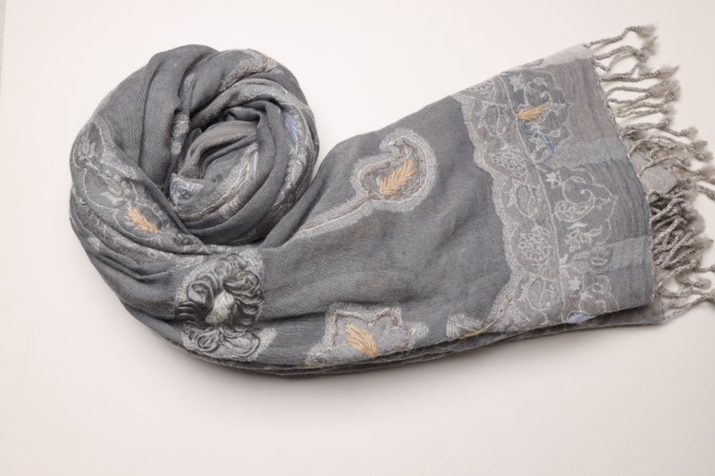 【圣诞礼物】喀什米尔水煮羊毛手工刺绣围巾披肩雾灰色藤蔓薄纱 - 围巾/披肩 - 羊毛 灰色
