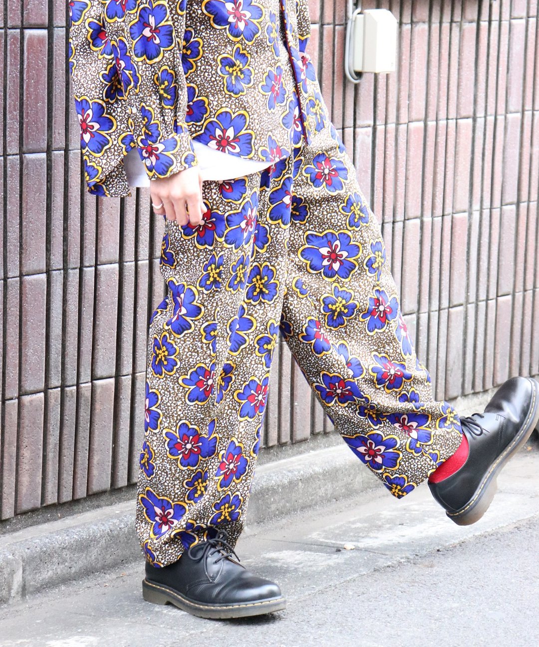 AFRICA EASY TUCK PANTS (POPCORN FLOWERS) - 中性裤装 - 聚酯纤维 蓝色