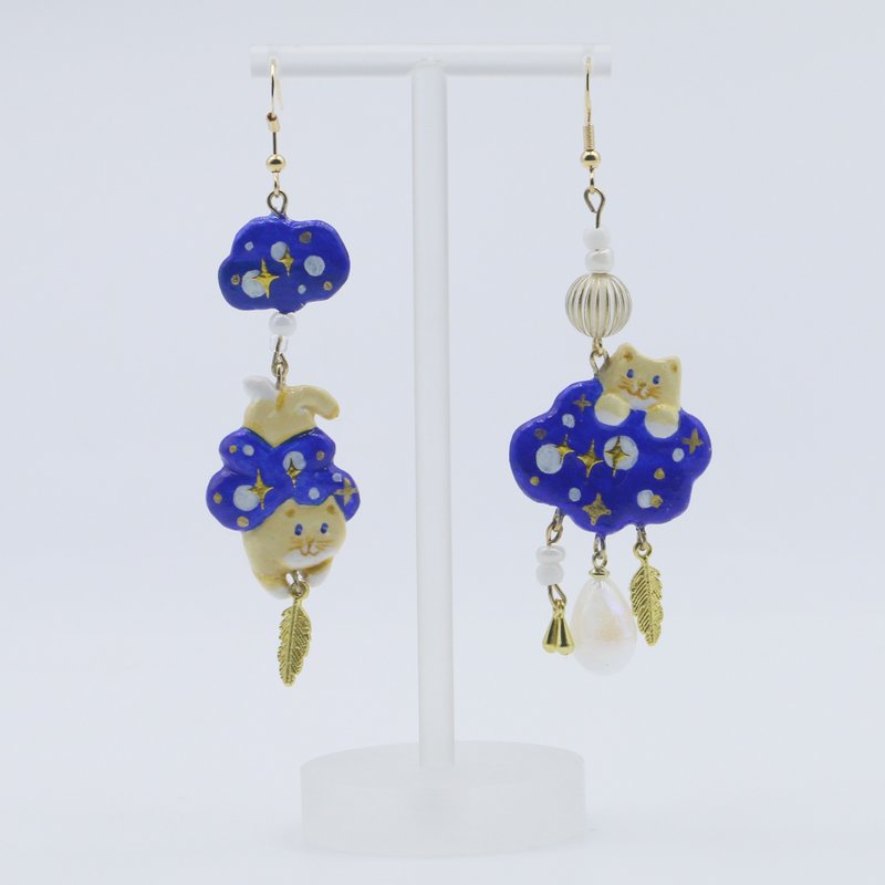 【天使猫猫深夜安睡】宝蓝色星空云朵猫咪原创手作不对称耳饰 - 耳环/耳夹 - 粘土 蓝色