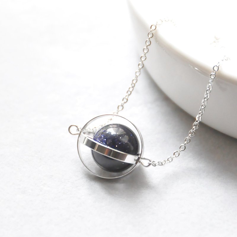 神秘星球。宇宙。银环。蓝砂。项链 Mysterious Planet。Galaxy。Sliver Ring。Sandstone。Necklace。生日礼物。闺蜜礼物。姐妹礼物 - 颈链 - 宝石 蓝色