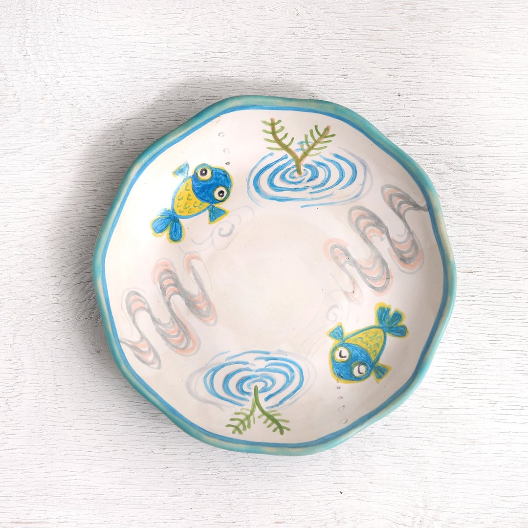 Chrysanthemum plate with blue goldfish and flowing water pattern - 盘子/餐盘/盘架 - 陶 蓝色