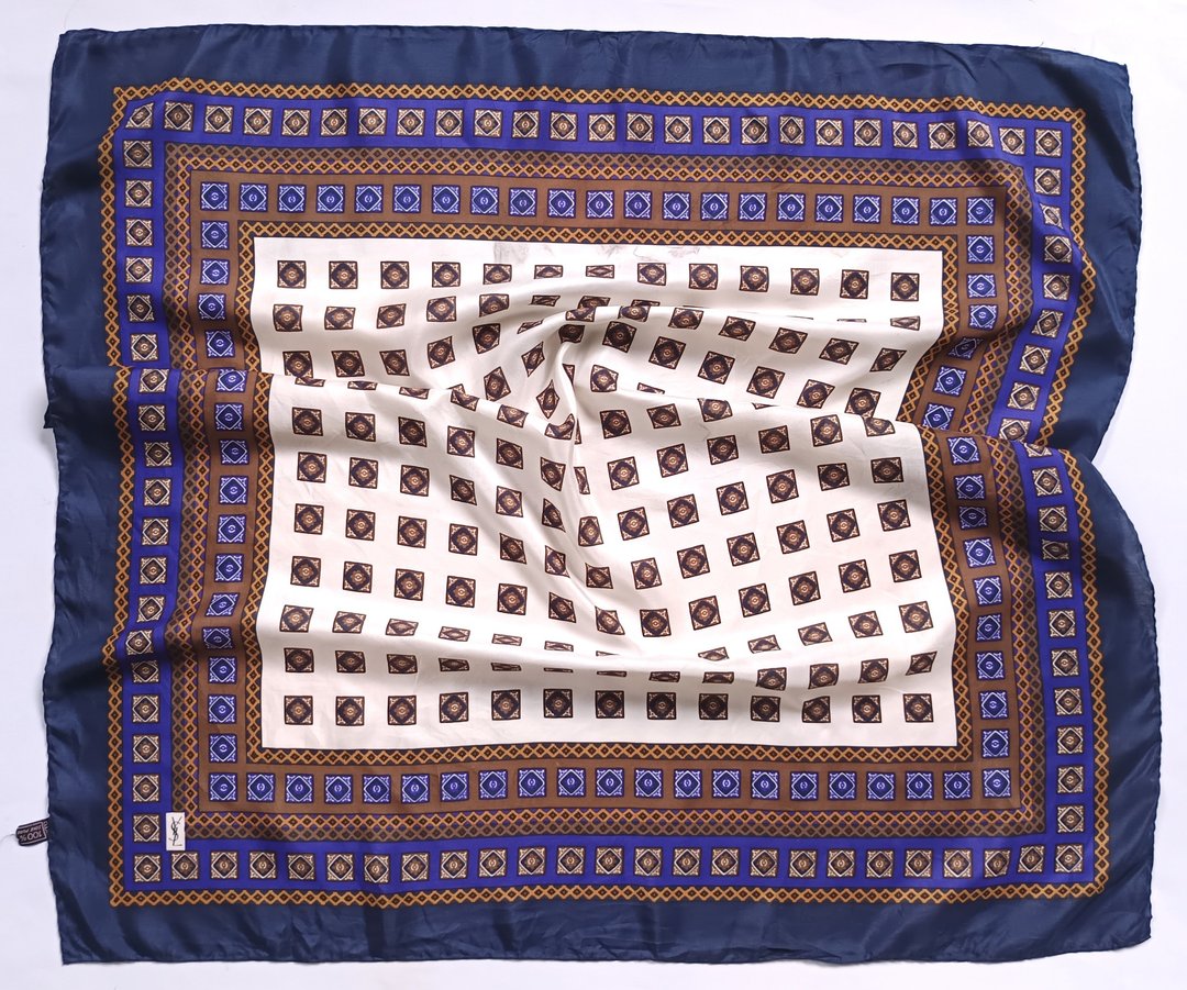 Yves Saint Laurent 真丝丝巾，34 x 34 英寸，100% 真丝，节日礼品 - 丝巾 - 丝．绢 蓝色