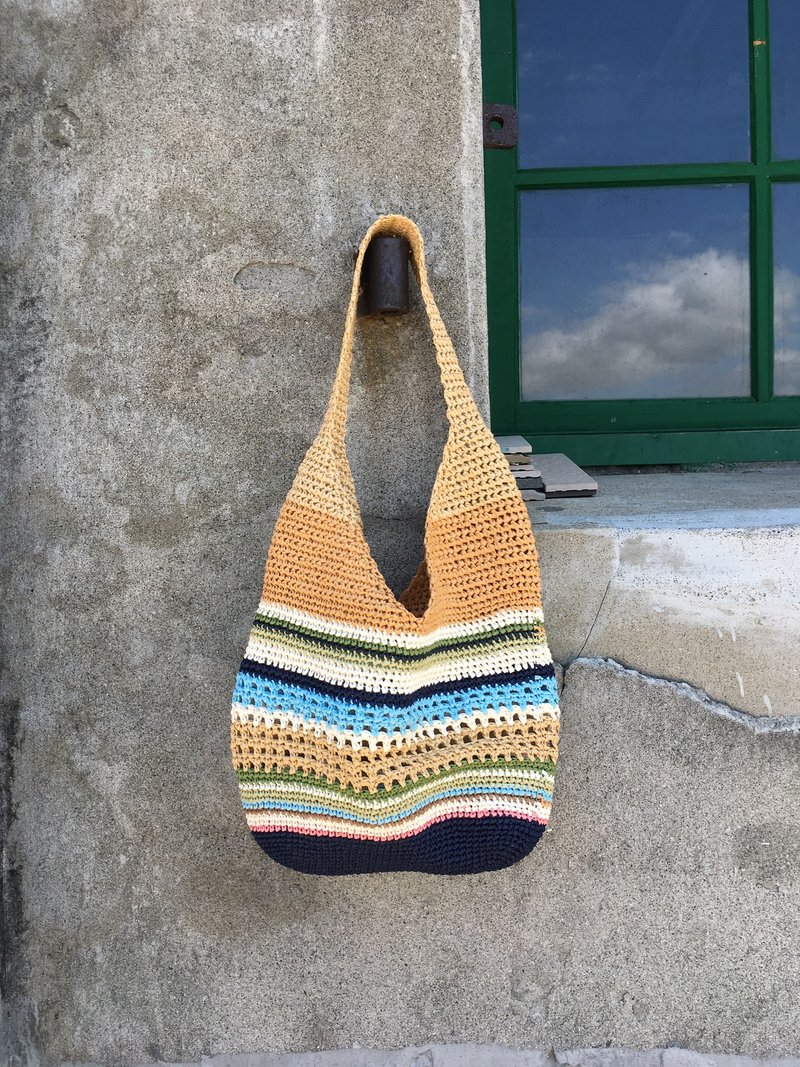 马尔代夫的海岸线。手工编织纸草肩背包 - 侧背包/斜挎包 - 纸 多色