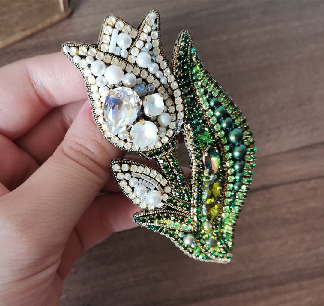 White flower brooch, tulip jewelry brooch beaded - 胸针 - 其他材质 白色