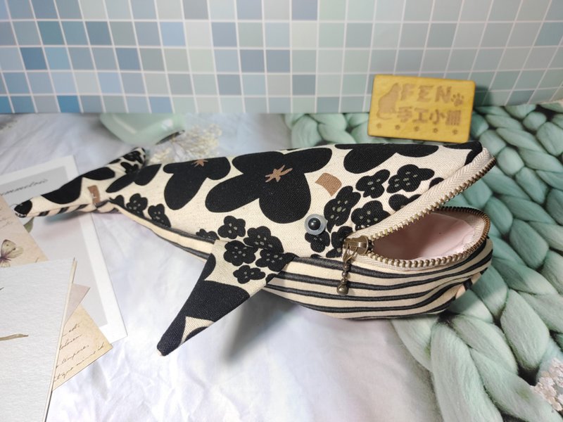 海洋生物袋物系列-手作海洋风黑花朵朵鲸鱼款笔袋-鲸鱼笔袋-鲸鱼 - 铅笔盒/笔袋 - 棉．麻 