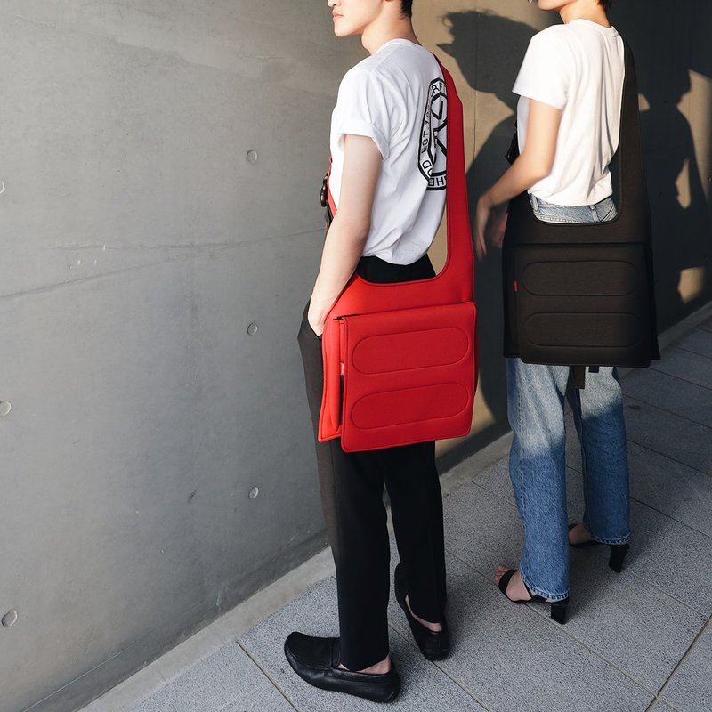 宽肩带个性斜背包 笔电侧背包 iPad Pro 可入【4色】 - 侧背包/斜挎包 - 防水材质 黑色