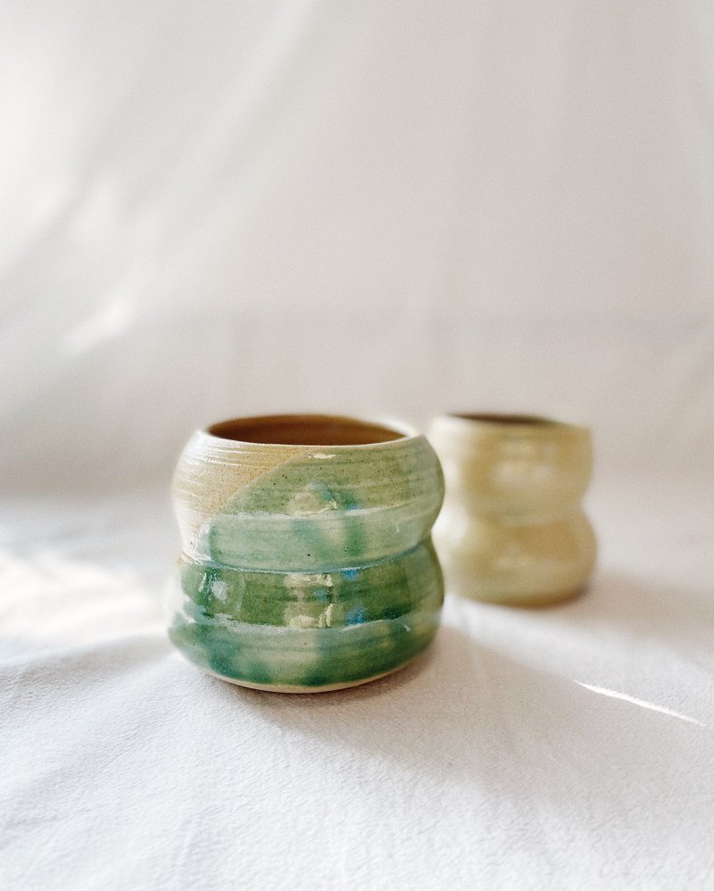 陶瓷手工 | 双色波波形 笔座 (绿黄色) - 其他杯子 - 陶 卡其色