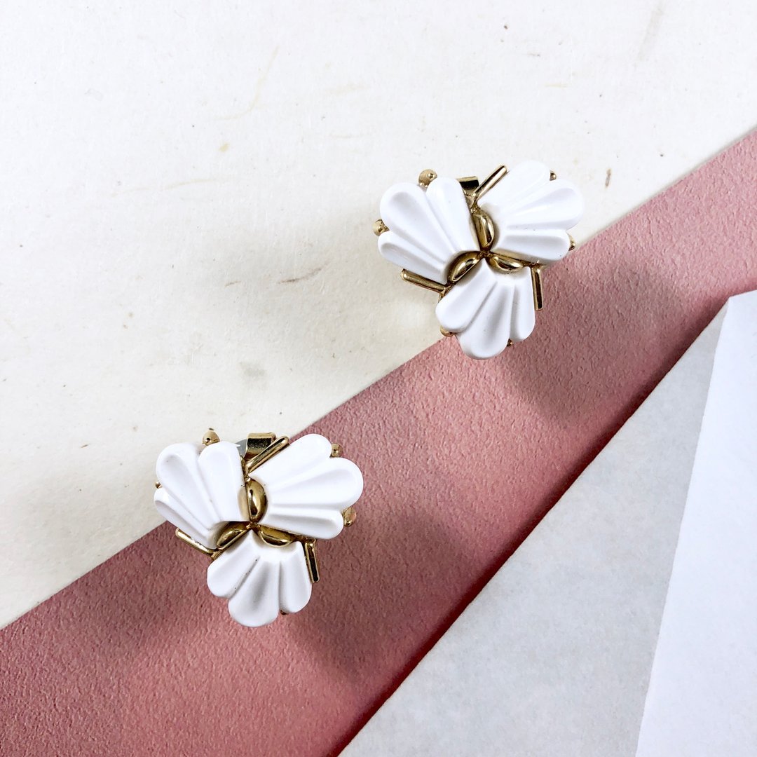 Vintage 60s TRIFARI Gold Tone White Flower Earrings - 耳环/耳夹 - 贵金属 白色