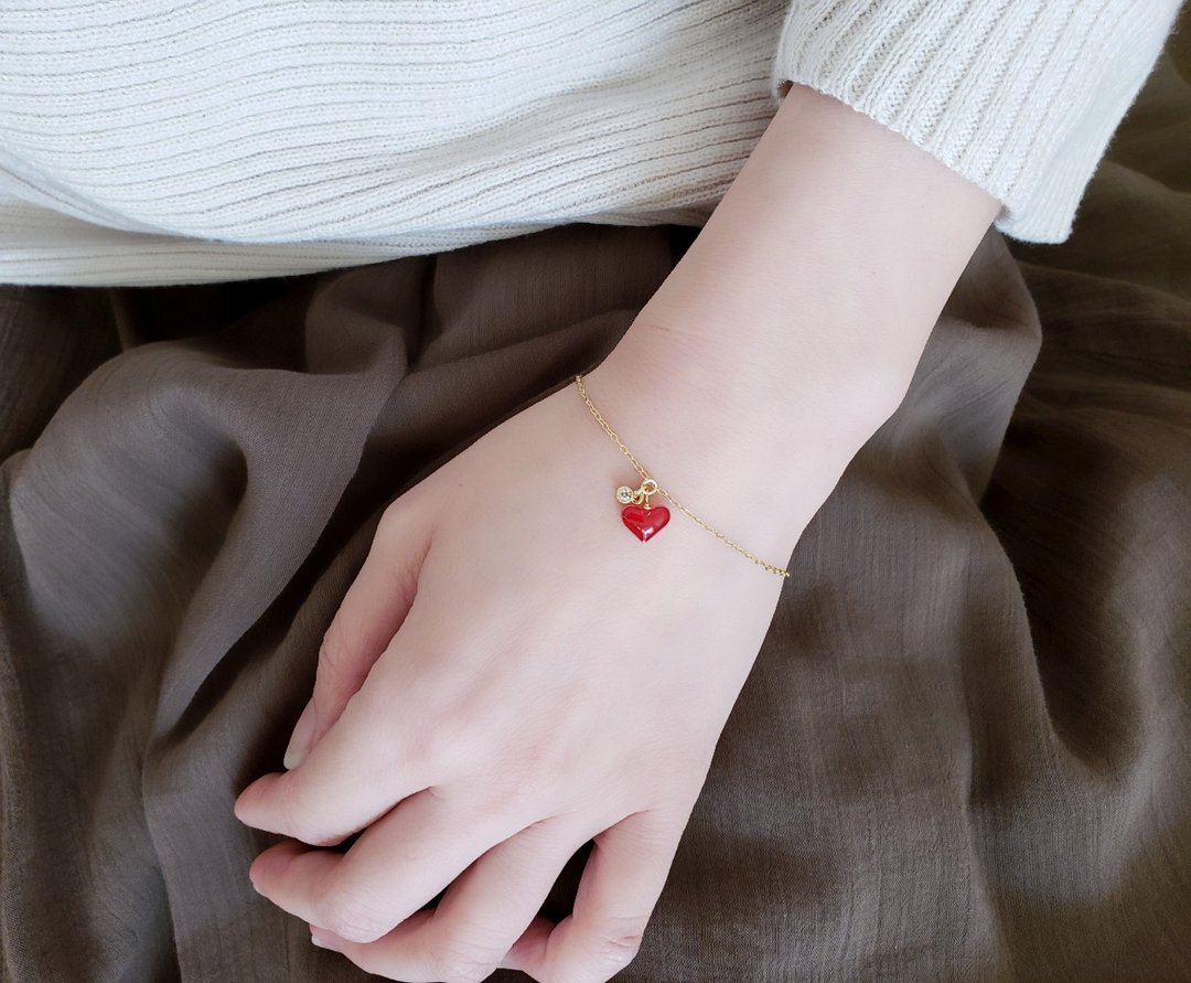 plump red heart & bijou bracelet - 手链/手环 - 树脂 红色