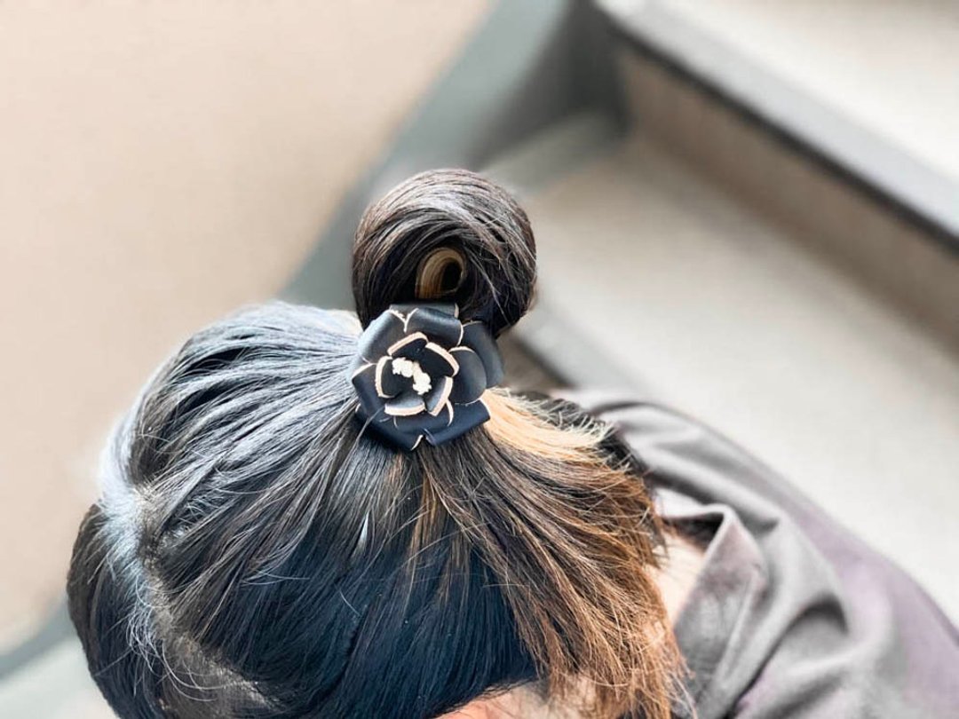 FLORAL Chic and cool black flower Floral cubic hair rubber OK for entrance ceremony FCH-KKK - 发饰 - 真皮 黑色