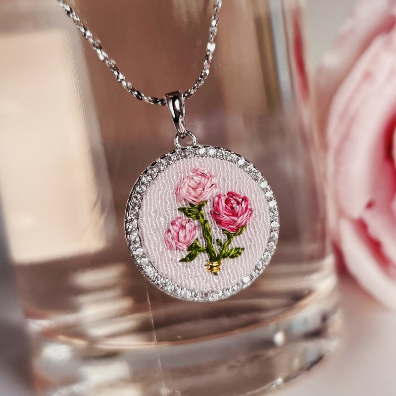 Bouquet of roses 玫瑰花束刺绣纯银项链 - 项链 - 纯银 粉红色