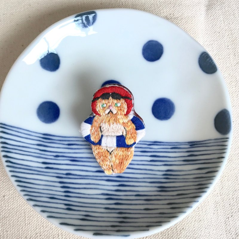 手作刺绣＊来去海边吧！泳圈橘猫别针 - 胸针 - 绣线 橘色