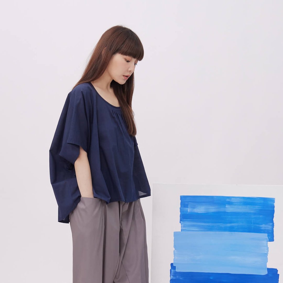 Blanche天絲棉麻圓領上衣/深藍 - 女装上衣 - 棉 蓝色