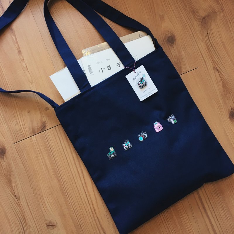 相机控刺绣拉链帆布袋 | 附自选胸章 - 侧背包/斜挎包 - 棉．麻 蓝色