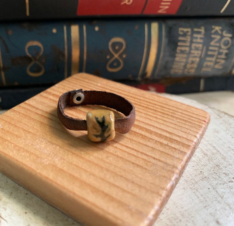 戒指 日本白瓷 自然釉色 无限看不腻色调 真皮革 自然系列 - 戒指 - 瓷 