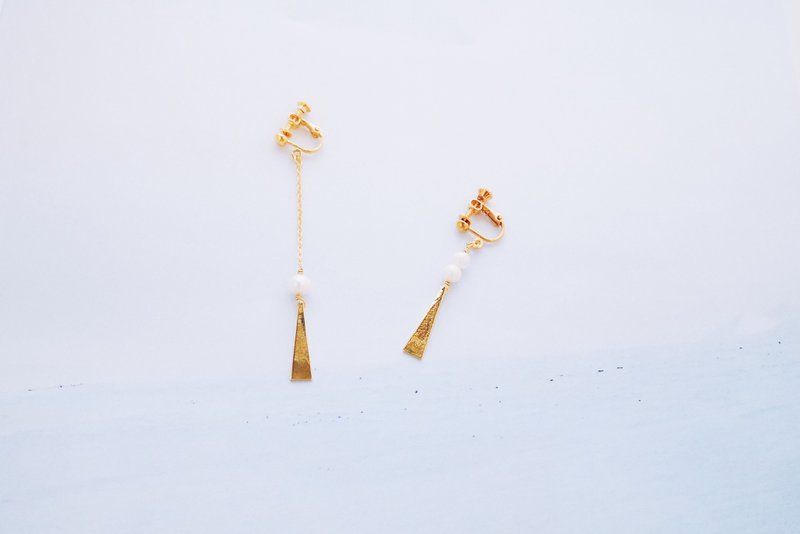 棱线--淡水真珠金属立体梯形缀饰不对称耳环 (送礼 毕业礼物) - 耳环/耳夹 - 其他金属 金色