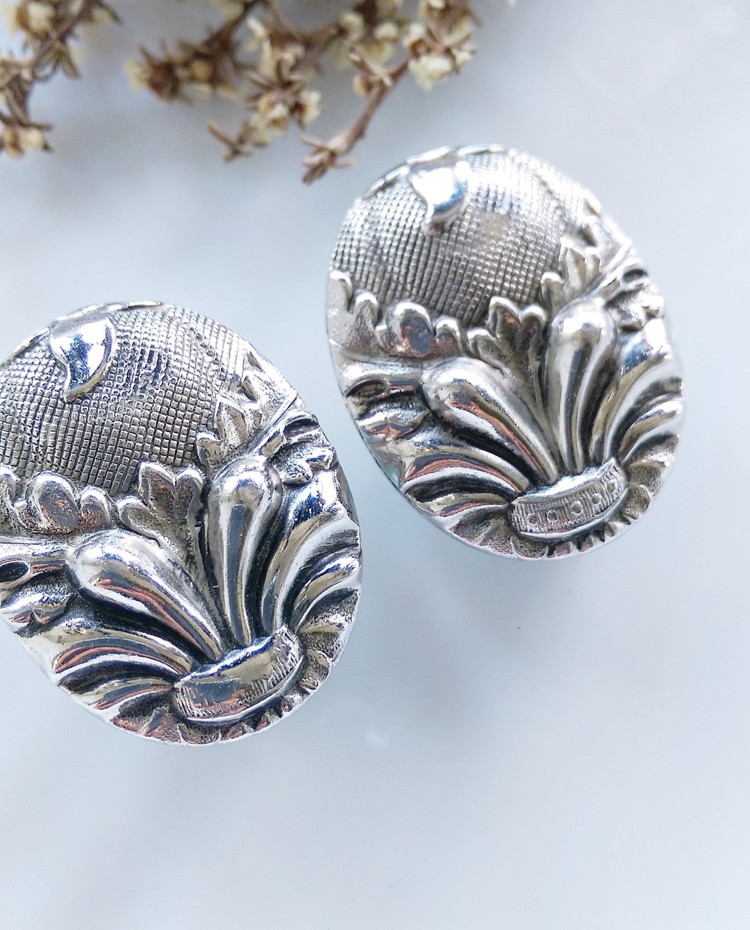 Vintage Jewelry 西洋古董饰品Whiting Davis 银色调 徽 夹式耳环 - 耳环/耳夹 - 其他材质 金色