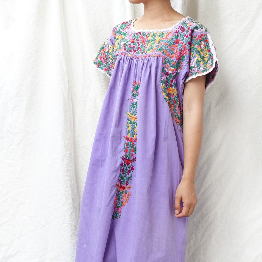 BajuTua /古着/ 墨西哥南方风情Oaxaca 花草手工刺绣洋装 - 粉紫 - 洋装/连衣裙 - 棉 紫色