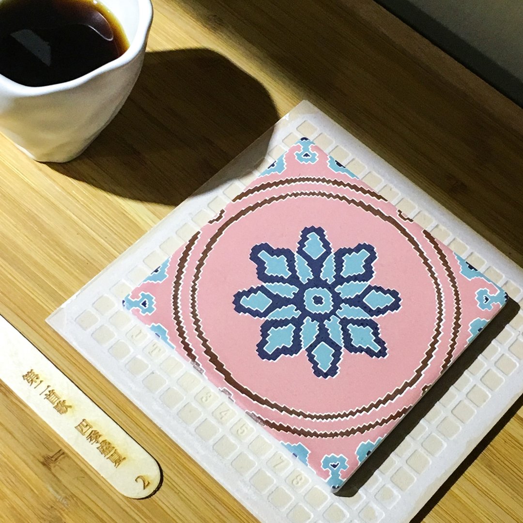 02四季盛夏 花砖吸水杯垫 (台湾花签#02) - 杯垫 - 陶 粉红色