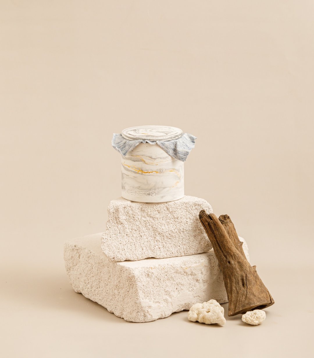 Handcrafted Soy Candle, ikigai scent - 蜡烛/香氛/手工皂 - 水泥 白色