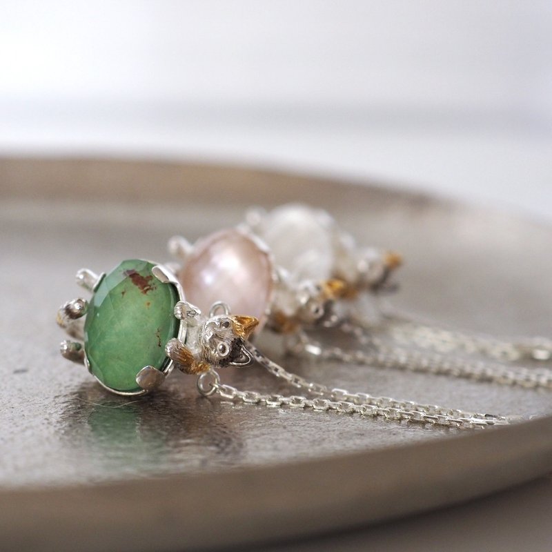 拥抱宝石的缤纷三花猫吊坠 - 天然石、贝壳与水晶 - 项链 - 贝壳 银色