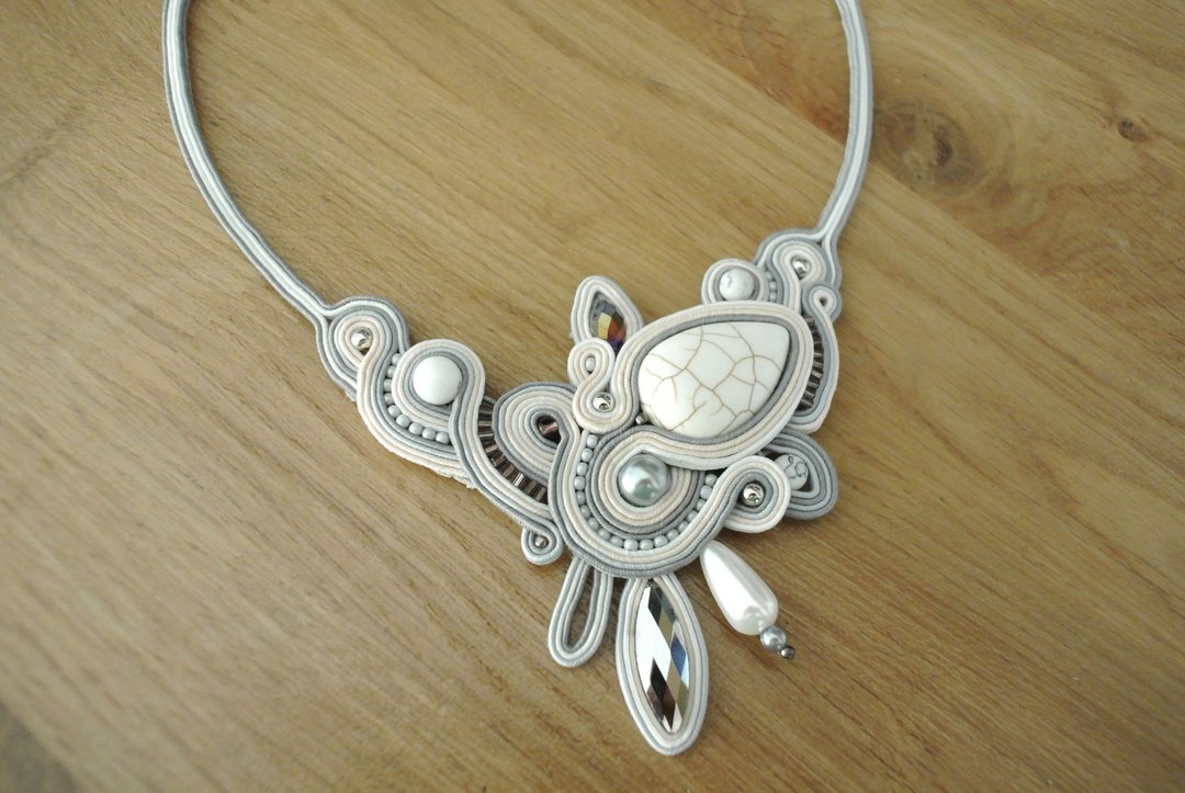 带石的白色项链，Soutache 刺绣串珠花卉项链 - 项链 - 石头 白色