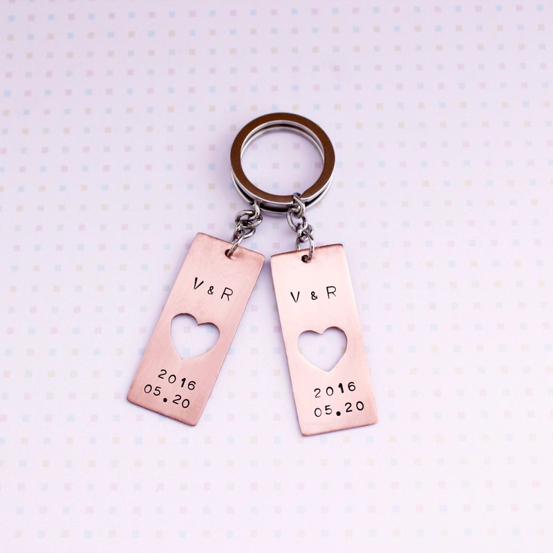极简心心相印红铜钥匙圈 (一对) 定制化 手敲字母 纪念 情人礼物 - 钥匙链/钥匙包 - 铜/黄铜 粉红色